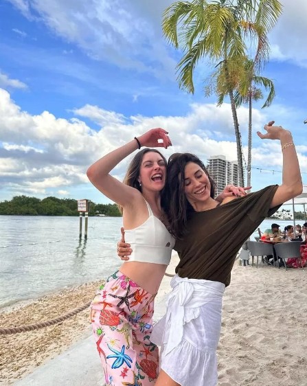 Melis Sezen ve Cansu Dere'den Miami pozları...